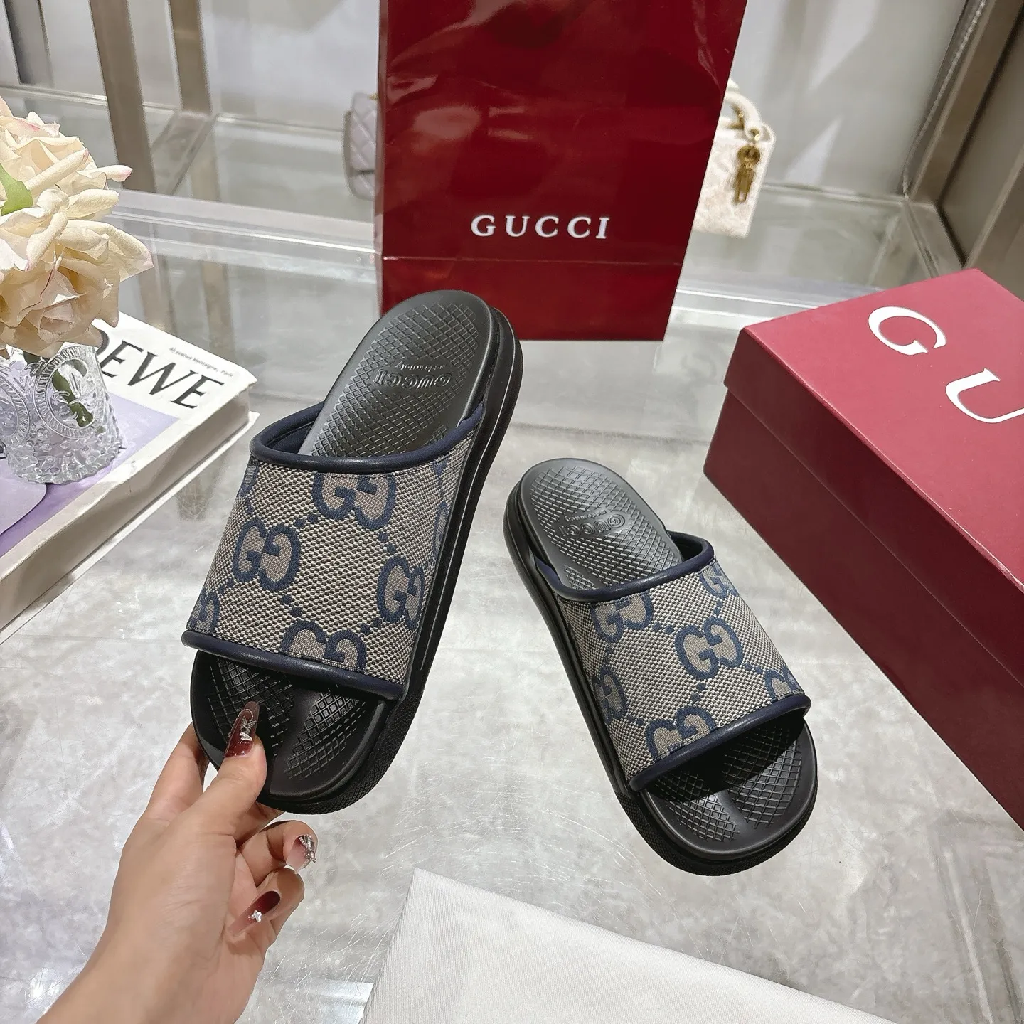 p400🐮🐮New summer men's slip-on slippers. Inspired by the summer spirit and beach clubs of the Italian coast, this piece is part of Gucci Lido. The Pre-Fall collection reinterprets the brand's signature elements and sophisticated patterns in a contemporary way. Made from black rubber, these flat sandals feature a slip-on design that reinterprets the brand's distinctive green and red web design. GG Classic Upper Men's Molded Rubber Footbed Gucci Logo Flat Made in Italy Size: Men's 40 to 47,